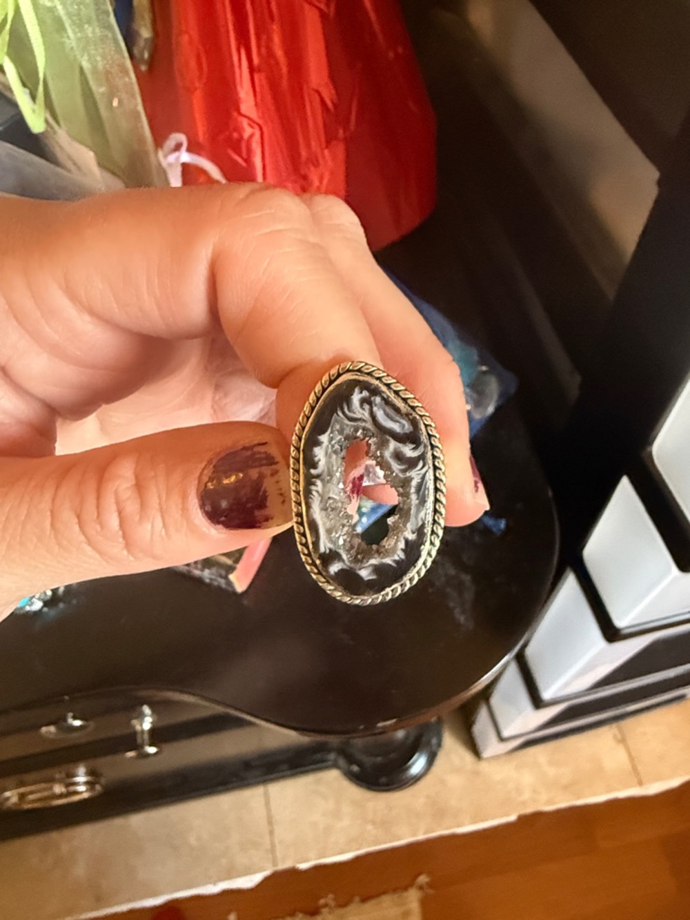 Vintage-style Oval Statement Ring in Silver and Black